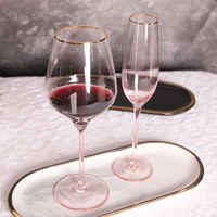 Verre à vin en cristal rose soufflé à la main avec bord doré, approvisionnement en vrac auprès d'un fabricant chinois de verrerie pour vin rouge et champagne