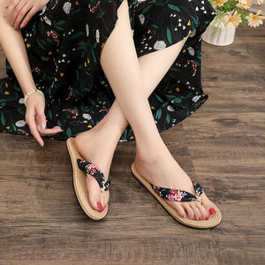 Infradito da donna estive leggere con fiori, per interni/esterni, casual, con tacco piatto, con fascia floreale, classiche da spiaggia effetto paglia - Product Image 3