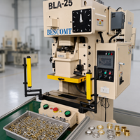 Ligne de production automatique de presse à estamper les œillets métalliques avec alimentation en bobine pour chaussures, sacs et rideaux