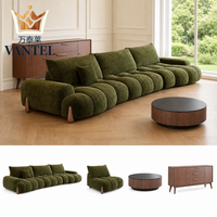Ensemble de meubles de salon de villa moderne, canapé rembourré vert sur mesure, fauteuils et table basse