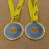 Médaille de récompense personnalisée en alliage de zinc durable, souvenir sportif avec cordon imprimé pour cadeaux promotionnels et d'accueil