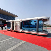 Capsule spatiale modulaire préfabriquée avec balcon double vue, maisonnette mobile pour glamping, hôtel de villégiature et hébergement panoramique