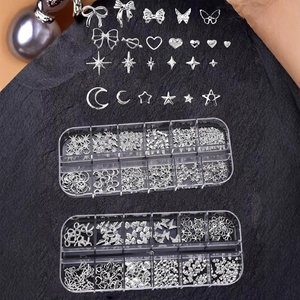Décoration d'ongles en alliage 3D en forme de cœur, lune, étoile et nœud, en boîte à 12 compartiments, pour manucure artistique, vente en gros transfrontalière - Product Image 1