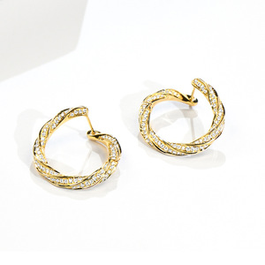 Orecchini Circolari Scultorei per Donne, Dettagli Scintillanti, Gioielli di Moda Tridimensionali - Product Image 3