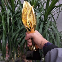 Trophée en métal plaqué or de style tendance en forme de feuille d'arbre personnalisé, luxueux, meilleur trophée pour les employés, avec base en cristal noir