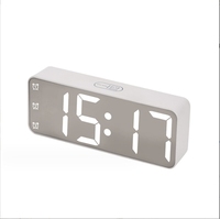 Nouvelle luminosité réglable commande vocale sept coloré rvb lumière changeante réveil numérique horloges de bureau et de table pour la décoration intérieure