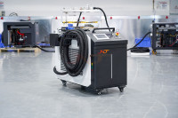 Machine de nettoyage laser à impulsions haute intégration 1000W, tête laser légère de 1,2 kg pour le nettoyage aérospatial et des systèmes de transport ferroviaire