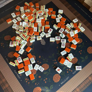 Tapete Plegable para Mahjong de 33.5 Pulgadas |   <span class=keywords><strong>Base</strong></span> de Goma Antideslizante Reductora de Ruido |   Diseño Floral Azul Marino para Mahjong y Juegos de Cartas - Product Image 6