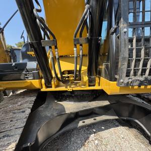 Excavatrice sur chenilles hydraulique d'occasion CAT 336D2L, équipement économe en carburant avec moteur et engrenages, fabriquée en 2023 - Product Image 3