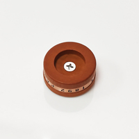 Bouchon de bouteille cylindrique en bois massif avec médaillon métallique gaufré, couvercle de bouteille en bois, bouchon de bouteille personnalisé avec logo en relief pour bocal en verre à spiritueux