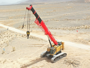 Grúa sobre Orugas de 130 Toneladas con Elevada Estabilidad de Elevación y Pluma Telescópica para Expansión Portuaria y Obras de Infraestructura Municipal a Gran Escala - Product Image 2