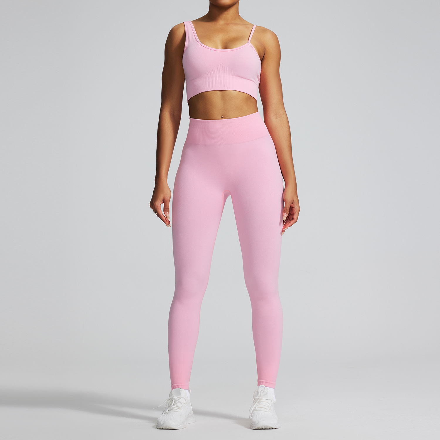 Sujetador rosa con hombros descubiertos, pantalón rosa