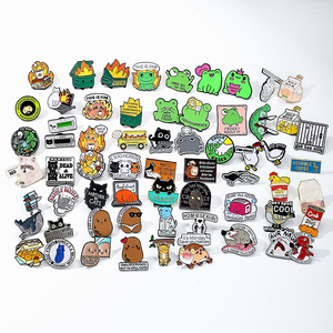 Металлический значок с мягкой эмалью и золотым ободком в виде обезьяны — подарок для любителей дикой природы и для повседневного украшения - Product Image 6