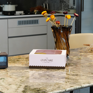 Boîte à cupcakes, macarons et pâtisseries en carton gaufré à chaud avec logo personnalisé de luxe, pliable, avec fermeture à rabat, dorée, pour mariage, fête ou cadeau - Product Image 6