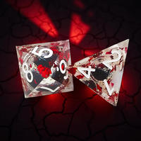 Noyau liquide noir avec dés à arêtes vives à noyau liquide en feuille d'or rouge en stock