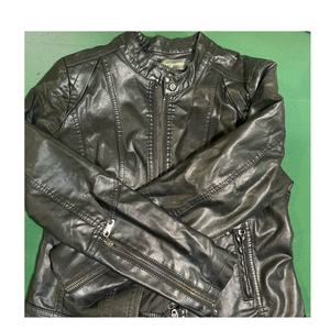 <span class=keywords><strong>Manteau</strong></span> en cuir d'occasion C10 pour femmes et hommes en bon état - Product Image 3