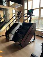 Nouvelle conception d'équipement de fitness commercial avec écran LED de 11,6 pouces, machine d'escalade pour escalier de salle de sport