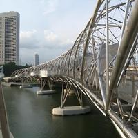 Puente Peatonal LIYOU Helix (Estructura Metálica en Espiral de Acero Tipo ADN) que Conecta la Esplanada con el Hotel Casino Marina Bay Sands
