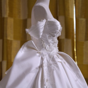 Robe de mariée princesse moderne en satin grande taille, épaules dénudées, coupe bal, traîne chapelle, vente en gros, direct usine - Product Image 5