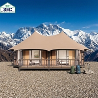 Fabricant de maisons modulaires préfabriquées, y compris des tentes-lodges avec salle de bain, pour hôtels de luxe, hôtels familiaux et complexes hôteliers.