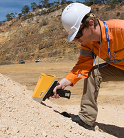 Spectromètre XRF portable portable pour détecteurs de métaux industriels Analyseur Gold ROHS XRF pour l'analyse des minéraux et des métaux