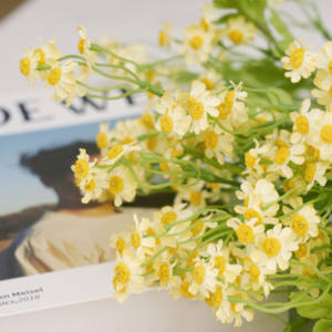 Simulierte Blumensträuße mit einzelnen kleinen Gänseblümchen für Heimdekoration, Festgeschenke und Tischdekoration - Product Image 4