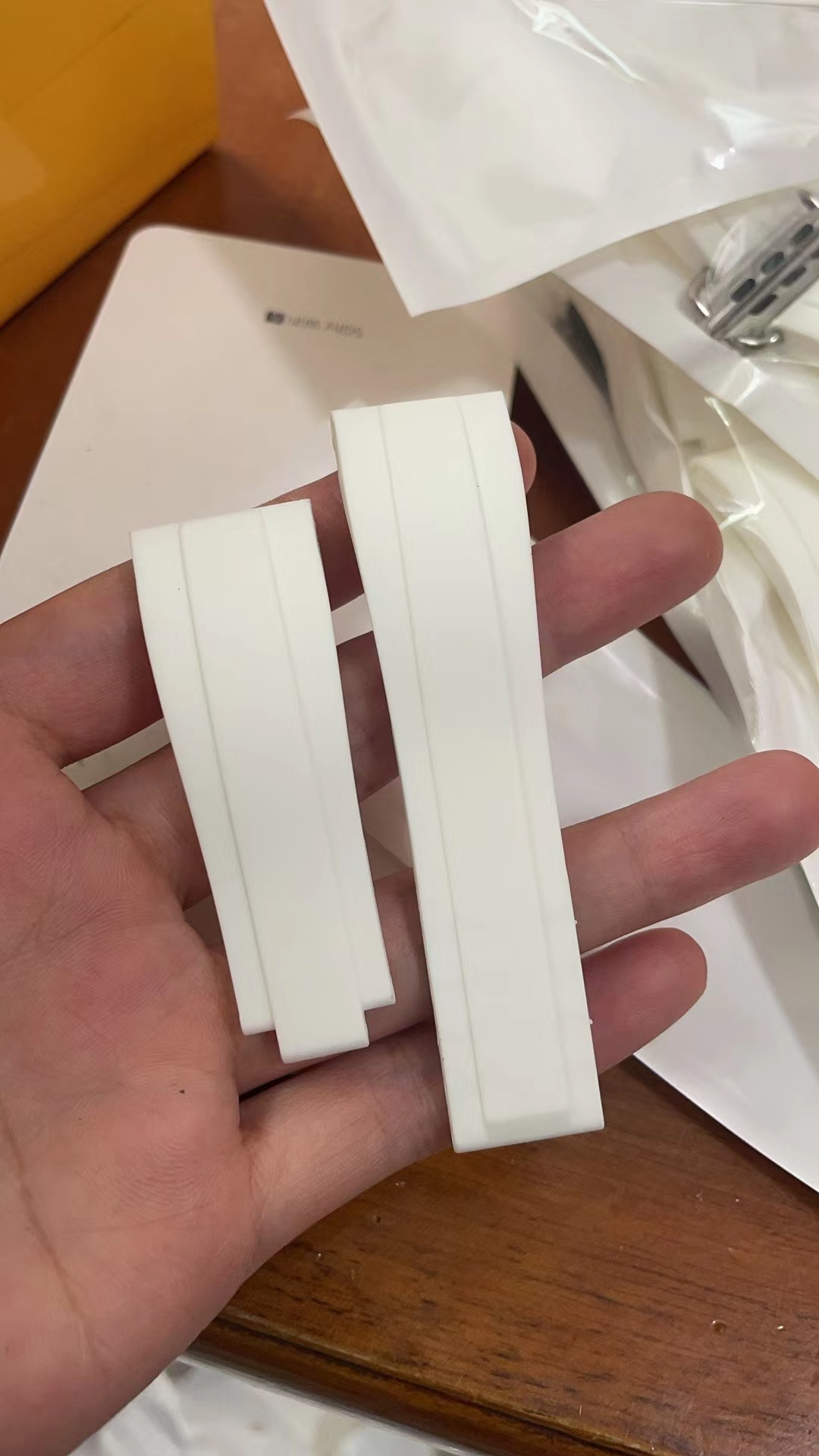 สีขาวไม่มีโลโก้หรือโลโก้