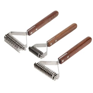 Peigne de toilettage pour animaux de compagnie râteau chiens chats manche en bois <span class=keywords><strong>brosse</strong></span> fabricant chiot toiletteur enlève les nœuds de <span class=keywords><strong>sous</strong></span>-<span class=keywords><strong>poil</strong></span> <span class=keywords><strong>brosse</strong></span> pour chiens brosses pour animaux de compagnie - Product Image 2