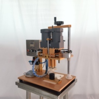 Capsuleuse pneumatique industrielle à couple réglable en acier inoxydable 304 semi-automatique pour bouteilles en plastique, verre, métal et cosmétiques