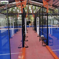 Terrain de padel super panoramique de couleur orange, très vendu en Chine
