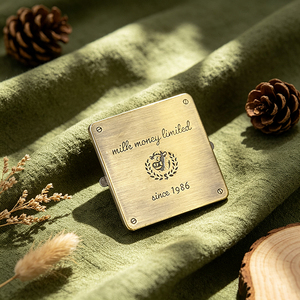 Étiquettes métalliques personnalisées en alliage de haute qualité avec logo gravé pour vêtements, écharpes et articles de mode – Commande en gros - Product Image 2
