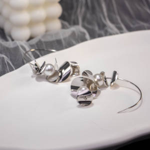 Boucles d'oreilles classiques en alliage d'argent 925 avec un tempérament unique, design polyvalent pour unisexe, plaqué argent - Product Image 2