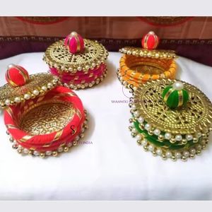 Nouveauté : Mini-boîtes brodées au fil et au Gotta, magnifiquement décorées de motifs Moti, idéales pour les mariages et les cadeaux de remerciement. - Product Image 4