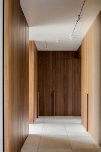 Armoire en bois de pin japonais vintage abordable avec tiroirs et tringle de suspension pour les intérieurs classiques - Product Image 5