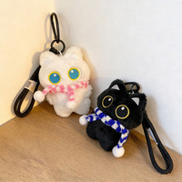 Porte-clés en peluche chat noir mignon, breloque de sac, pendentif animal en peluche tenant un foulard et une poisson, cadeau pour sac à dos et accessoire de sac à main