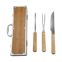 Ensemble d'outils de camping et de barbecue robuste 3 pièces avec couteau, fourchette et aiguiseur à manche en chêne, dans une boîte en bambou