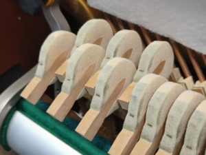 Piano Vertical Acústico Negro K48 de Fábrica para Músicos Profesionales, Piano Japonés de Segunda Mano, Madera Sólida - Product Image 3