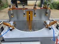 Scie à découper à angle variable à tête unique en profilé d'aluminium YBKE pour machine de traitement des fenêtres et des portes