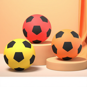 Balón de fútbol silencioso de espuma PU suave para entrenamiento en interiores, personalizado por OEM, para uso doméstico. - Product Image 2