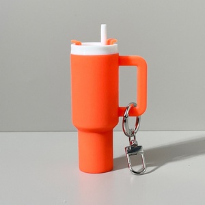 Llavero de acrílico con forma de mini taza, adornos para llavero, soporte para lápiz labial, tapas extraíbles, llavero de tazas 3D al por mayor - Product Image 3