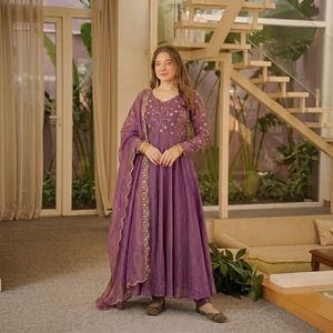 Traje ANARKALI con pantalón y dupatta, de seda Cosmos pesada con bordado de lentejuelas - Product Image 1