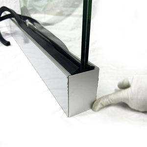 Accessoires de <span class=keywords><strong>garde</strong></span>-<span class=keywords><strong>corps</strong></span> en verre sans cadre U Channel prix usine clip en aluminium de <span class=keywords><strong>garde</strong></span>-<span class=keywords><strong>corps</strong></span> en verre <span class=keywords><strong>pour</strong></span> balcon d'escalier de villa d'hôtel - Product Image 1