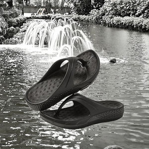 Chanclas y Sandalias de Verano Cómodas para Hombre y Mujer, Deportivas para Exteriores, Parte Superior de EVA, Suela Gruesa y Suave - Product Image 3