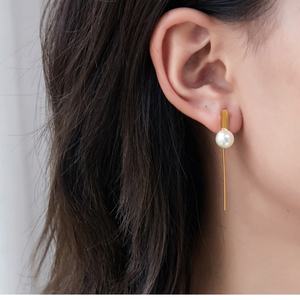 Boucles d'oreilles longues en perles plaquées or 18 carats pour femmes, design minimaliste polyvalent, acier inoxydable classique pour mariages, personnalisables - Product Image 3