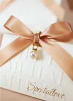 Coffret cadeau haute couture pour mariage et fiançailles Emballage de cadeau en triangle avec impression de gaufrage Doublure en éponge rigide