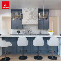 Armoire de cuisine moderne Alland avec porte en placage, haute, durable, style Shaker fin, bleue, avec îlot central intégré