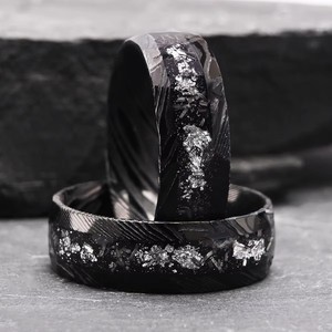 Nouvelle conception Bague en acier Damas martelé <span class=keywords><strong>noir</strong></span> 8MM avec incrustation de feuille d'argent galaxie et météorite pour Hommes Femmes, Bague de mariage, de fête ou de promesse - Product Image 5