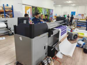 Nueva impresora UV híbrida Ricoh Konica automática de 180cm de ancho de impresión con barniz de lámina de oro CMYK LC LM W V Max 12 <span class=keywords><strong>Ric</strong></span> - Product Image 2