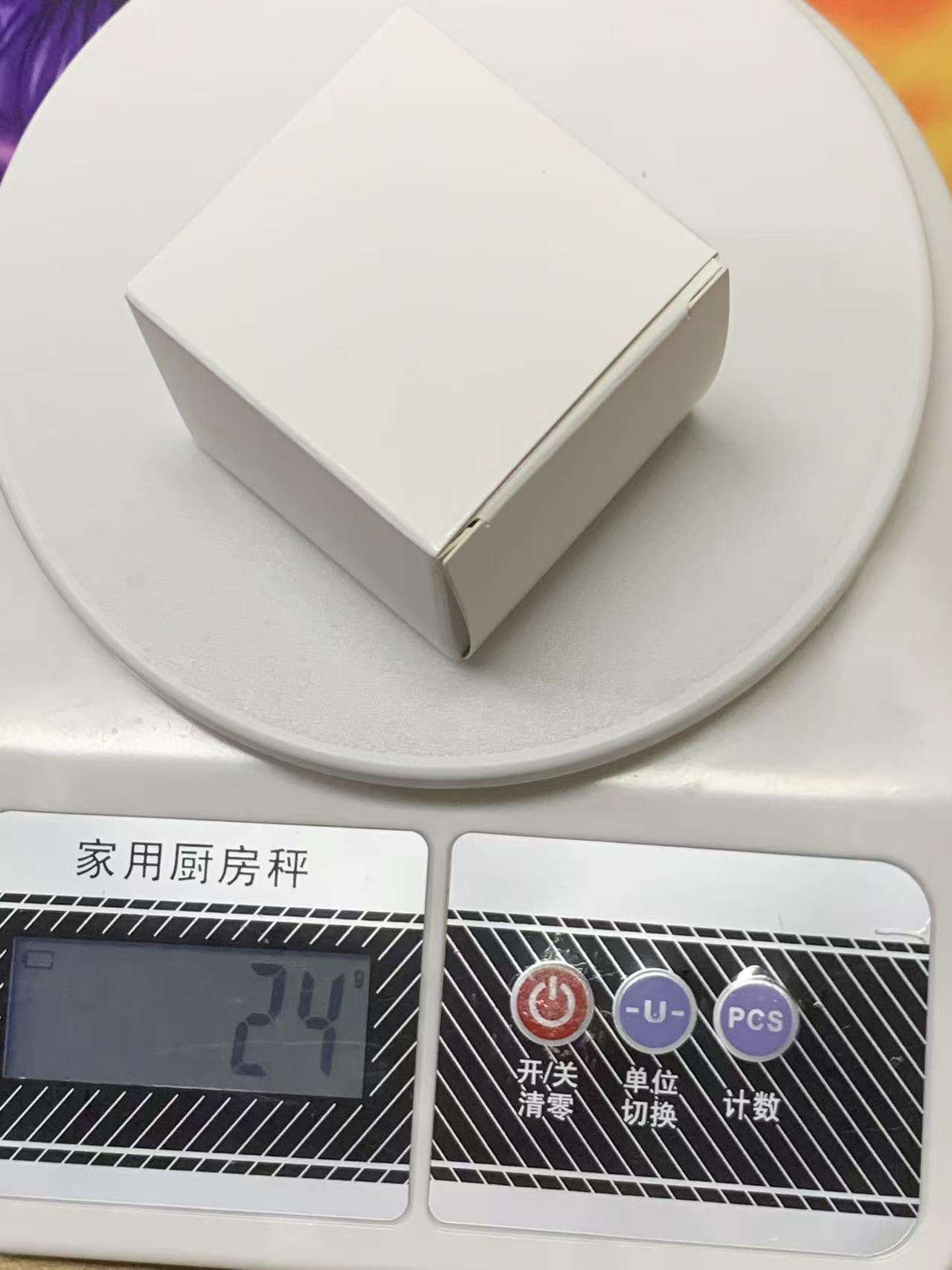 gris (emballé dans une boîte)