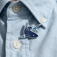 Broche en métal personnalisée en alliage de zinc, plaquée argent, émail dur pailleté, imprimée UV, motif requin baleine et raie manta de dessin animé